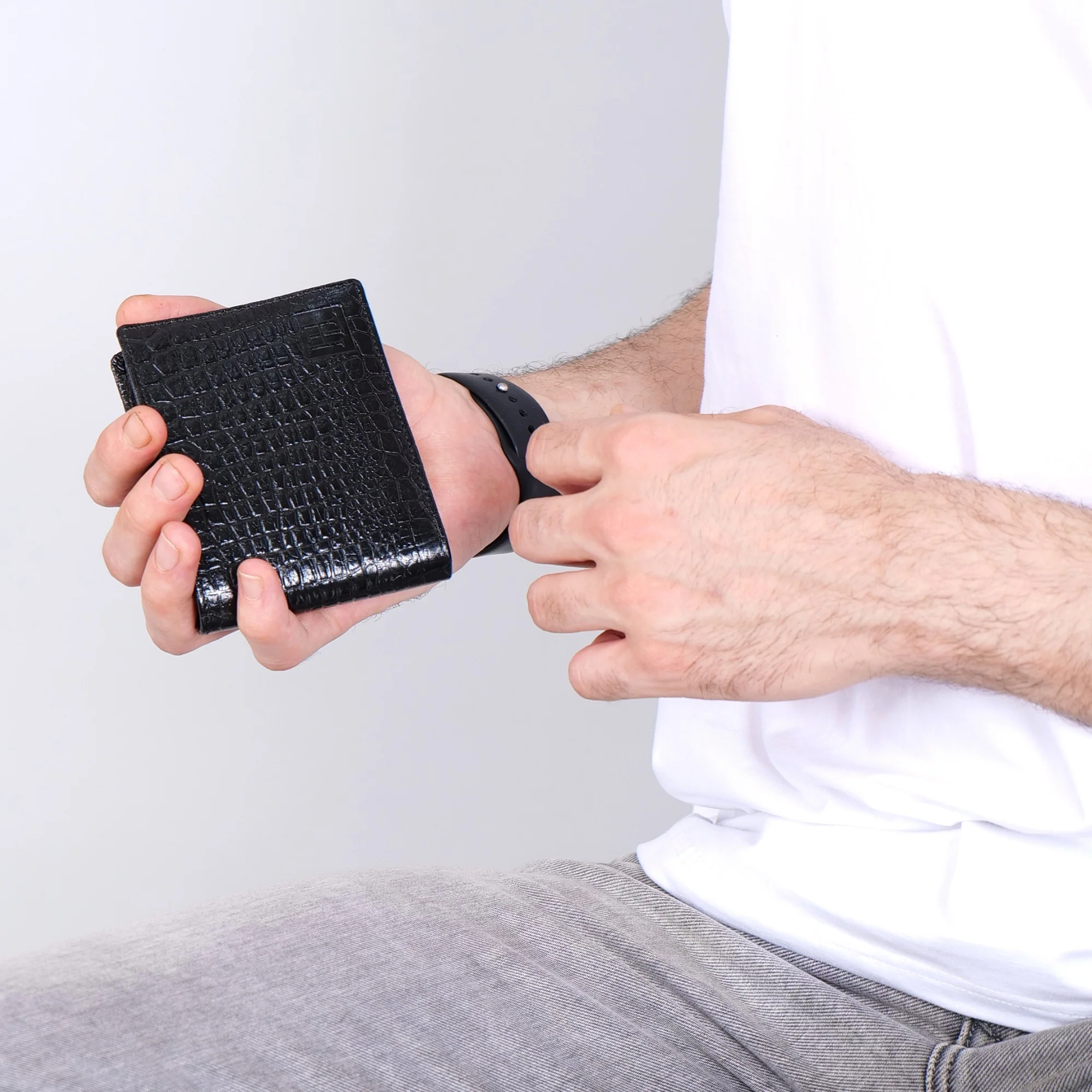 The Gator Black Genuine Leather Wallet for Men – RFID Blocking, Original Bifold Wallet with 8 Compartments - Image 8